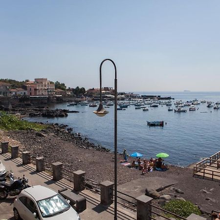 Un Tuffo Nella Baia Di Capomulini Bed & Breakfast Acireale Bagian luar foto