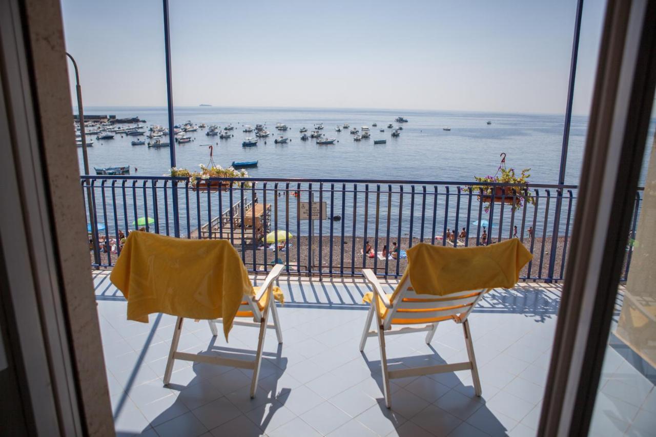 Un Tuffo Nella Baia Di Capomulini Bed & Breakfast Acireale Bagian luar foto