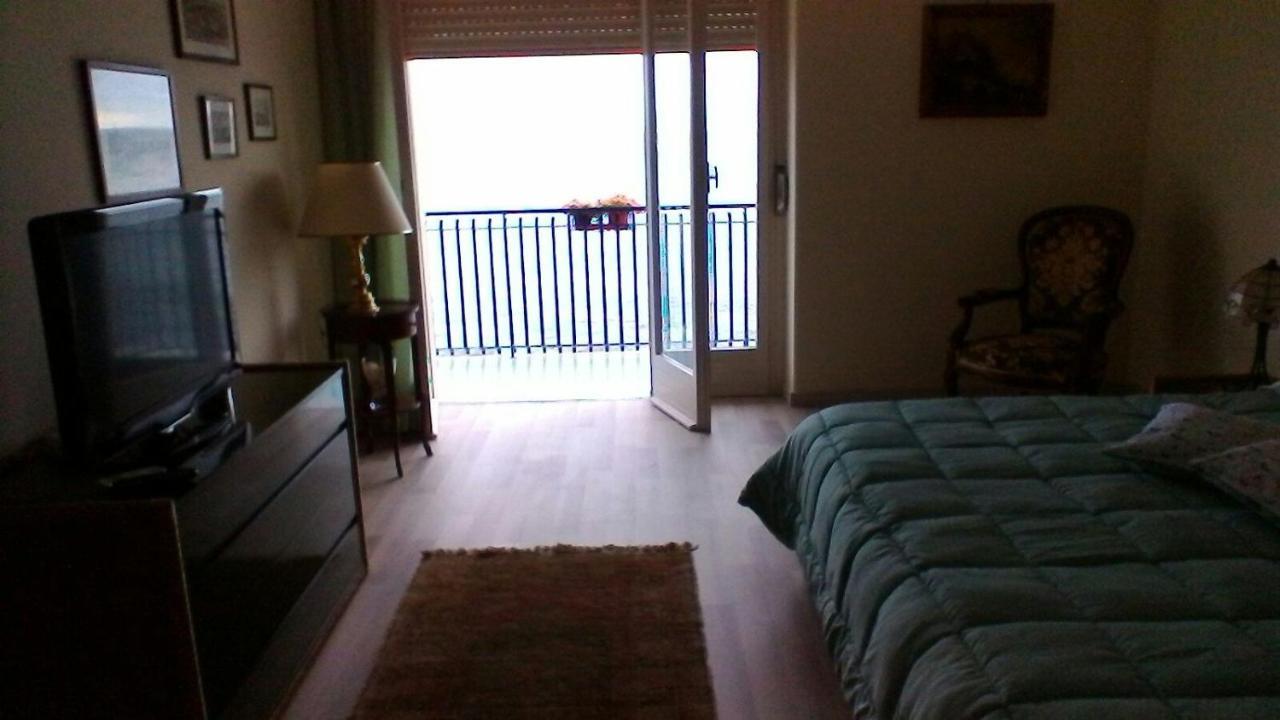 Un Tuffo Nella Baia Di Capomulini Bed & Breakfast Acireale Bagian luar foto